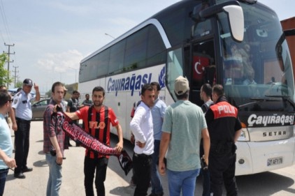 Final için Bursa&#039;ya gelen taraftar ve otobüsler didik didik arandı 