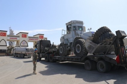 Fırat Nehri üzerine seyyar köprü kuruluyor