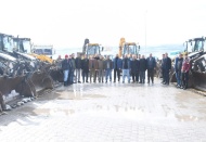 Firmalar, iş makineleriyle kar temizliğine destek verdi