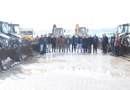 Firmalar, iş makineleriyle kar temizliğine destek verdi