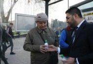 Fırsatçılara inat bedava dezenfektan jel dağıttılar