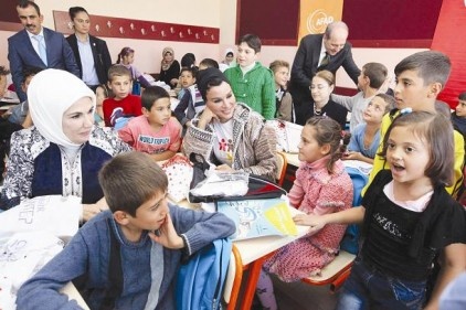 First lady ve misafiri Gaziantep&#8217;teki kampları ziyaret etti 