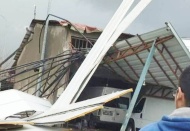 Fırtına çatıları uçurdu