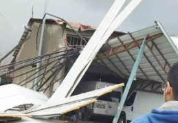 Fırtına çatıları uçurdu