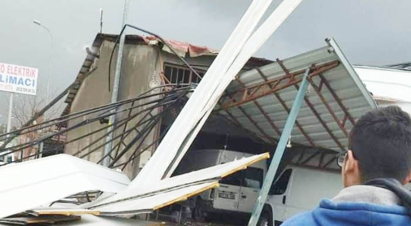 Fırtına çatıları uçurdu
