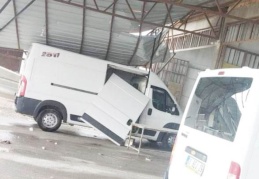 Fırtına çatıları uçurdu