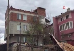 Fırtına hayatı felç etti: İşyerinin camları indi, çatılar uçtu
