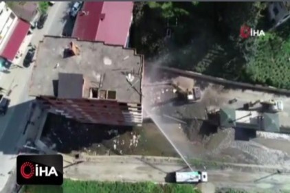 Fırtına Vadisi&#039;nde vatandaşlar binalarını kendileri yıktı