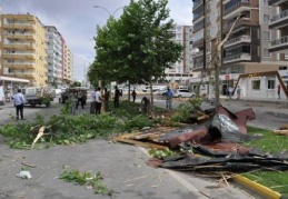 Fırtınadan çatılar uçtu