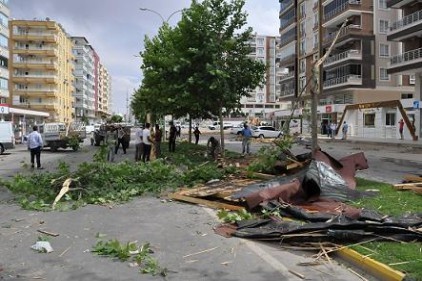 Fırtınadan çatılar uçtu
