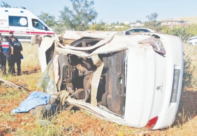 Fıstık bahçesine uçan otomobilden sağ çıkamadılar