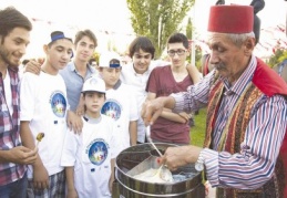 Fıstık festivalinde fıstıklı tatlar ikram edildi