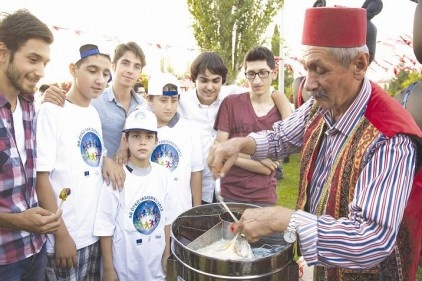 Fıstık festivalinde fıstıklı tatlar ikram edildi