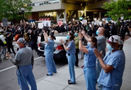 Floyd protestolarına sağlık çalışanları da destek verdi