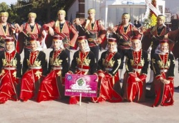 Folklorculardan ziyaret 