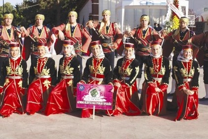 Folklorculardan ziyaret 