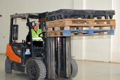 Forklift operatörü kadınlar istihdam edildi