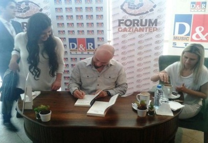 Forum’da okurlarıyla buluştu