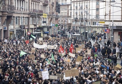 Fransa'da Macron'un yasasına kitlesel protesto