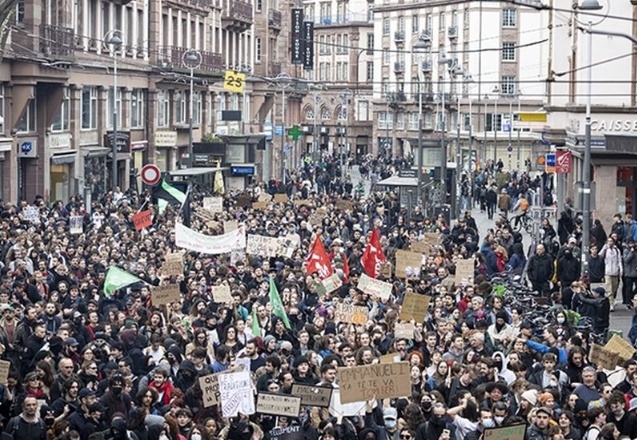 Fransa'da Macron'un yasasına kitlesel protesto