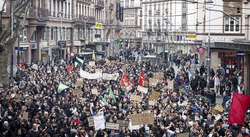 Fransa'da Macron'un yasasına kitlesel protesto