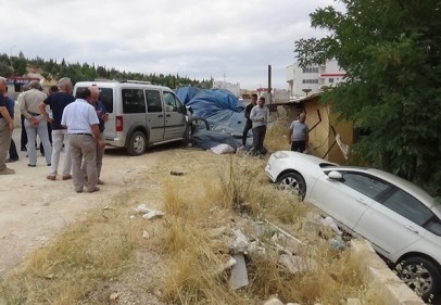 Freni boşalan araç park halindeki otomobile çarptı 