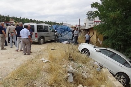 Freni boşalan araç park halindeki otomobile çarptı 