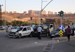 Freni boşalan kamyon araçlara çarptı: 5 yaralı