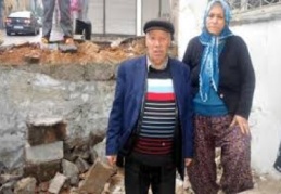 Freni boşalan minibüs, duvarı yıkıp evin bahçesine girdi