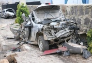 Freni boşalan park halindeki TIR 5 aracı biçti 