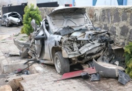 Freni boşalan park halindeki TIR 5 aracı biçti 
