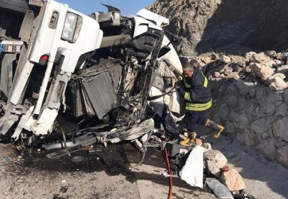 Freni boşalan TIR, taklalar atarak durabildi