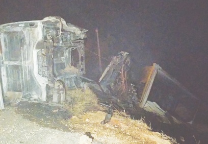 Freni boşalan TIR, önce savrularak devrildi, sonra alev aldı