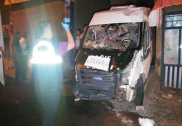 Freni patlayan minibüs insanların arasına daldı: 3 ölü 6 yaralı 