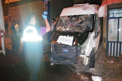 Freni patlayan minibüs insanların arasına daldı: 3 ölü 6 yaralı 