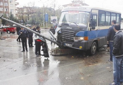 Freni patlayan minibüs otomobile çarptı