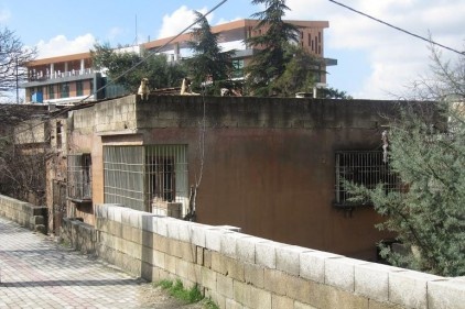 Fuhuş ve uyuşturucu yuvasına dönen evin yıkılmasını istiyorlar