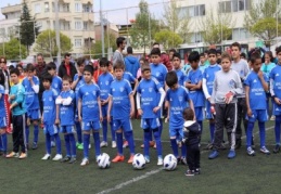 Futbol Akademisi, futbolcu adayı kızların kayıtlarını da alıyor