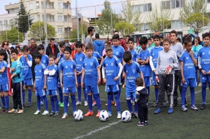 Futbol Akademisi, futbolcu adayı kızların kayıtlarını da alıyor