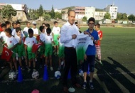 Futbol Okulu’nu ziyaret ederek minik sporculara forma hediye etti