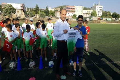 Futbol Okulu&#8217;nu ziyaret ederek minik sporculara forma hediye etti