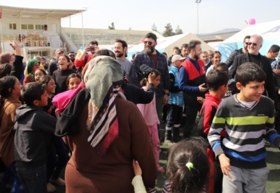 Futbolcu ve oyuncular deprem bölgesine geldi