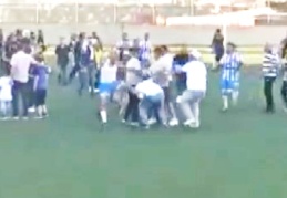 Futbolcular arasında çıkan tartışma meydan kavgasına dönüştü