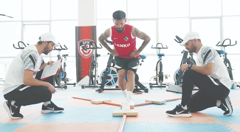 Futbolcular dayanıklılık, denge güç ve kuvvet testinden geçti