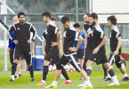 Futbolcular düz koşu ve açma-germe egzersizleri yaptı