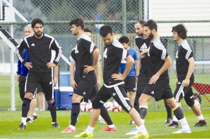 Futbolcular düz koşu ve açma-germe egzersizleri yaptı