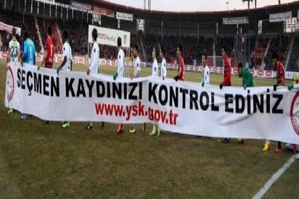 Futbolcular pankartla çıktı