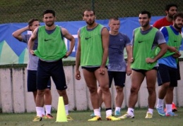 Futbolcular, sahaya  özlenen bir takım yansıtma amacında