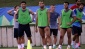 Futbolcular, sahaya  özlenen bir takım yansıtma amacında