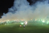 Futbolcular, TFF'nin alt liglerle ilgili kararını sahada meşale yakarak kutladı